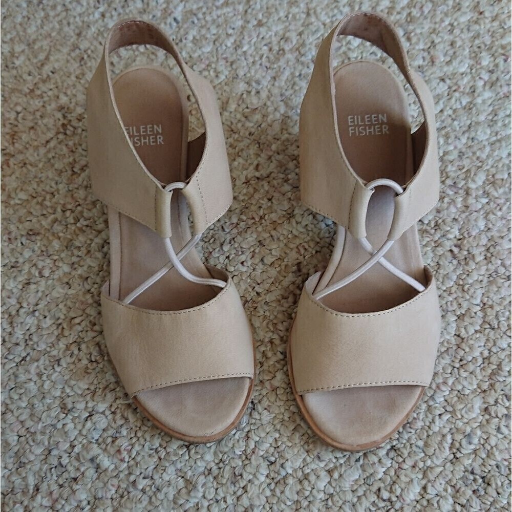 Eileen Fisher Doe Earth Tumbled Nubuck Sandal in beige size 6